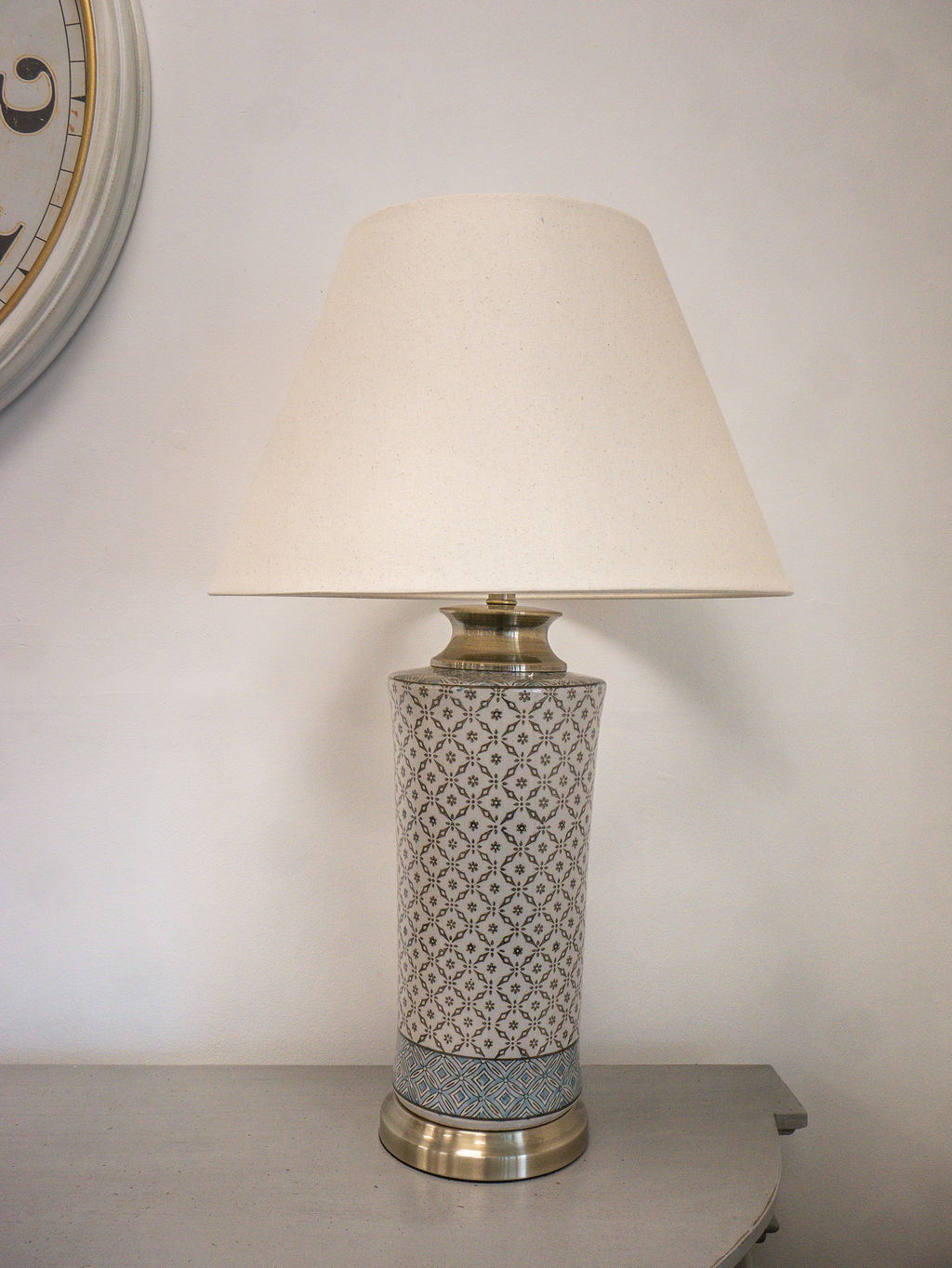 Lattice Patterned Cylinder Table Lamp - Image 4